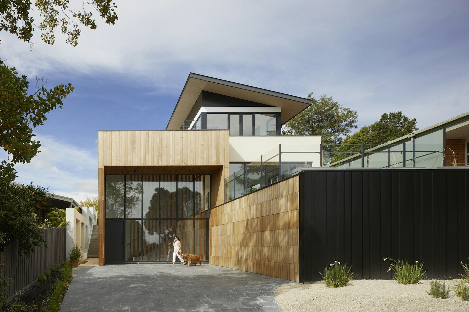 Casa contemporânea com fachada em madeira - foto 1