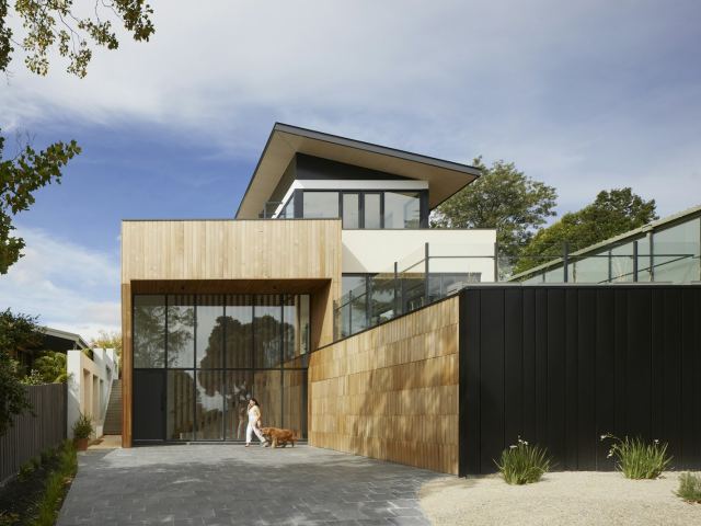 Casa contemporânea com fachada em madeira