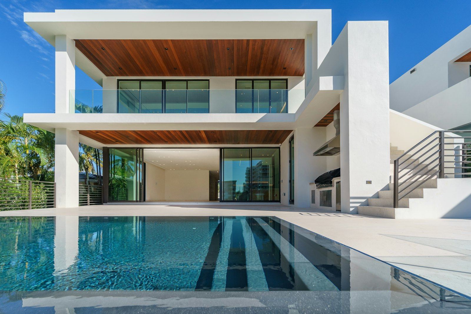 Casa contemporânea com piscina e vista para o mar - foto 1