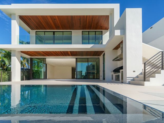 Casa contemporânea com piscina e vista para o mar